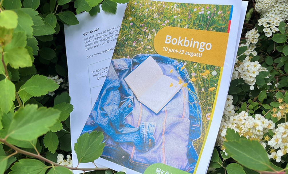 Folder med texten "Bokbingo" i buskage.