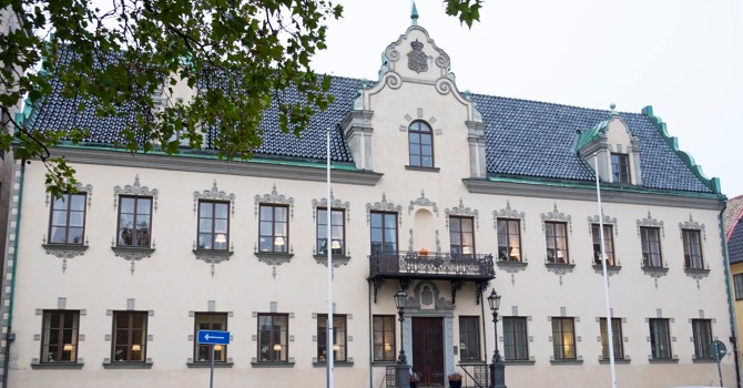 Residenset i Malmö - ett vitt hus i klassisk stil. 