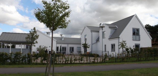 Vitputsat hus i två plan med grått tak
