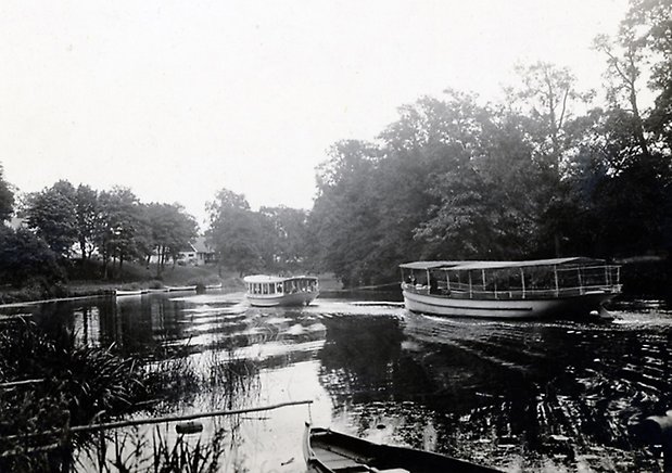 Ångbåtar i början av 1900-talet på Kävlingeån, mellan Folkets park och Rinnebäcks tivoli.