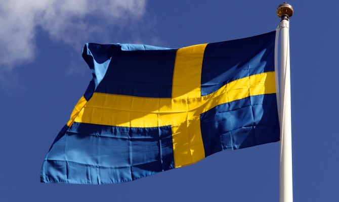 Svenska flaggan mot en blå himmel