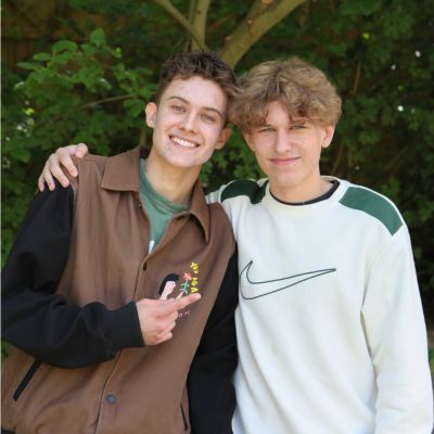 Två unga killar med brun och vit collegetröja