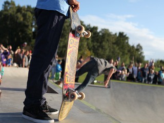 Två ungdomar åker skateboard.