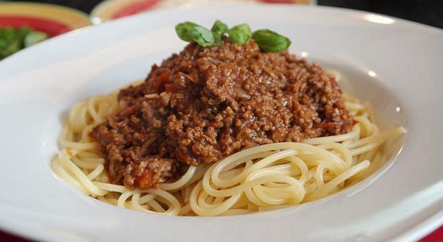 Tallrik med spagetti och köttfärssås.